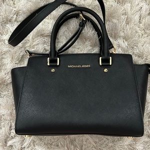 Michael Kors. Medium crossbody/shoulder bag.